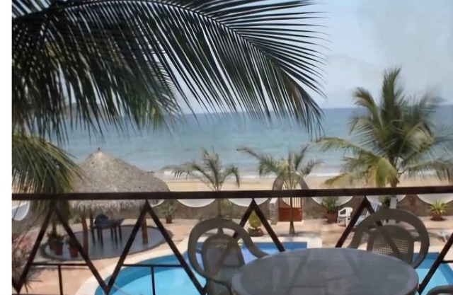 Ocean Front 1 King Bedroom. Swimming pool, Easy 5 minute beach walk to Shopping