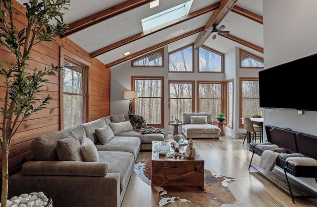 Bruno's Retreat~ Sauna~Hot Tub~Gameroom~Firepit