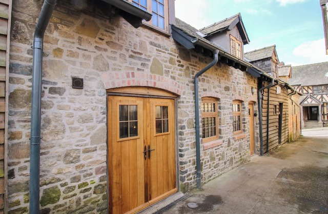 THE HIDEAWAY, pet friendly in Bishop's Castle