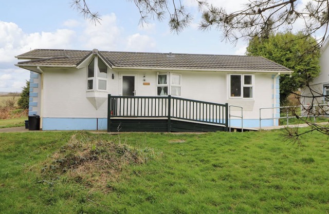 NANNY JILL'S CABIN, pet friendly, with a garden in Crymych
