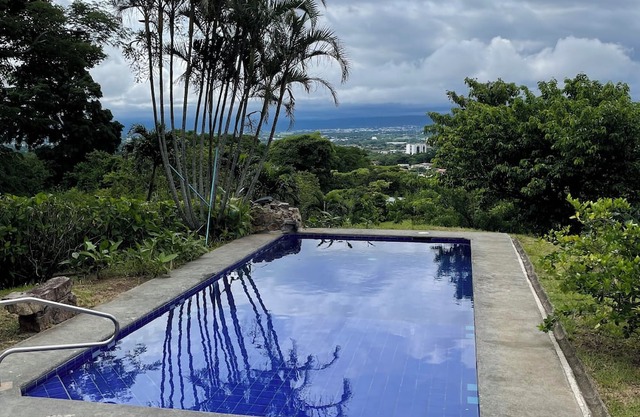 Very Private 1-bedroom house, fabulous Santa Ana with POOL! Spectacular Sunsets!