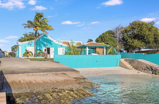 Beautiful Charming Beachhouse Prime location walking distance to restaurants