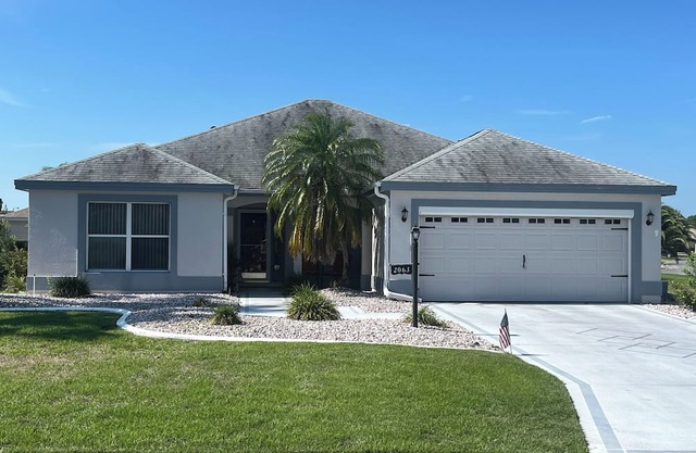 Charming SPACIOUS 2-bedroom w/outdoor screened area w/bar in The Villages, WIFI