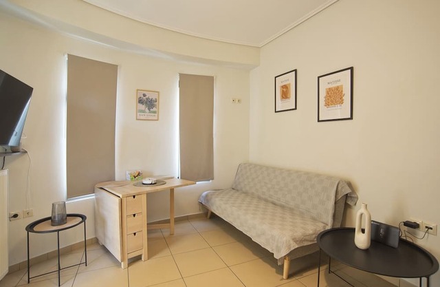 Filoxenia Modern Apt with Balcony near Athens Ctr