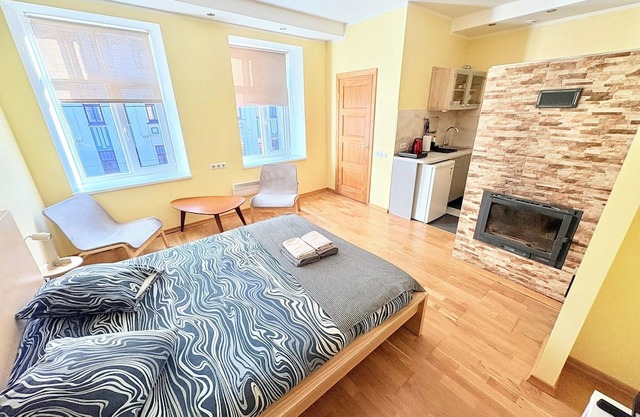 Refreshed Studio Apartment in a Beautiful Neighborhood