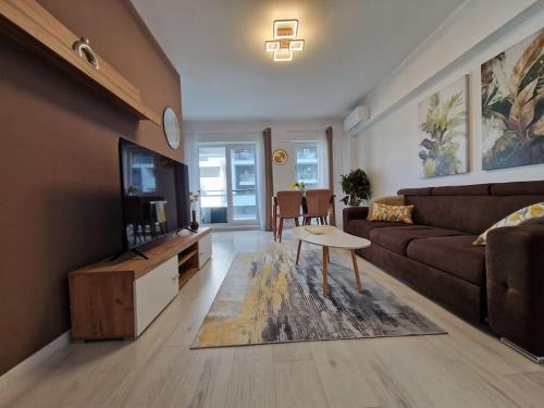 Bright large 2BR Apt with an Emperor-size bed