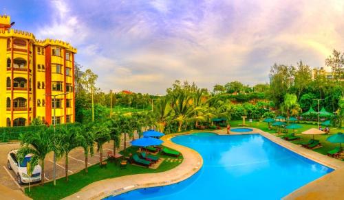 Roma Stays - Luxurious Sunset Paradise Rwenzori Apartment with a Swimming Pool