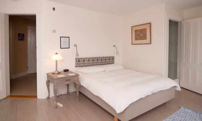 Newport Bed & Breakfast | Umeå Room - Little Gnesta, B & B, Newport, VT