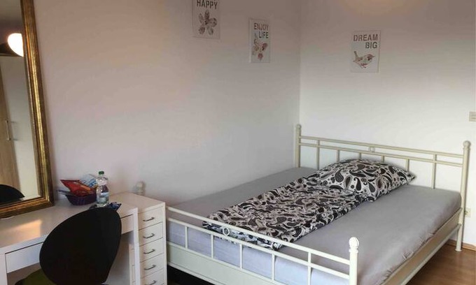Griesheim Apartment | Privatzimmer, zentral (cozy room, inner-city)