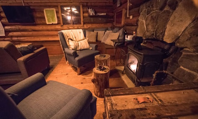 Jackson Cabin | Cozy Log Cabin/Private Hot Tub/Brook/Fireplace