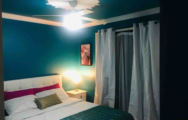 Coombabah House | Beautiful Clean Private Room - Free WIFI