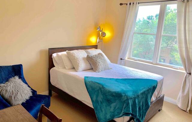 Chinatown Apartment | Amazing home near downtown Chicago! Free parking