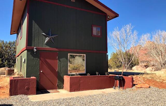 Colorado City Cabin | Lakeside. Near Zions, Bryce and the Grand Canyon.