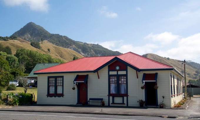 Tokomaru Bay Villa | Historic Places Trust in coastal Maori village