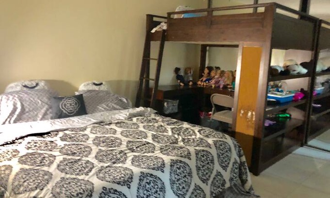 Greenacres House | Private Bedroom and Bathroom in Townhouse