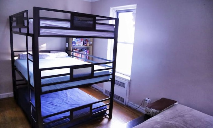 Queens Apartment | Hostal: M: TOP Bunk Bed, 1 Queen size mattress
