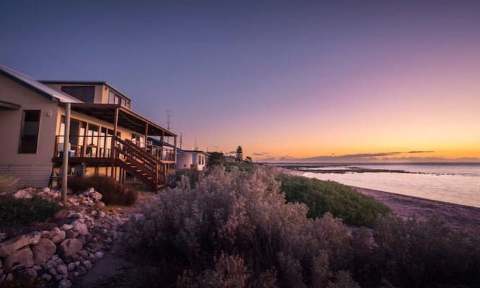 Minlacowie House | Harry's @ Hardwicke - Rare Absolute Beachfront!