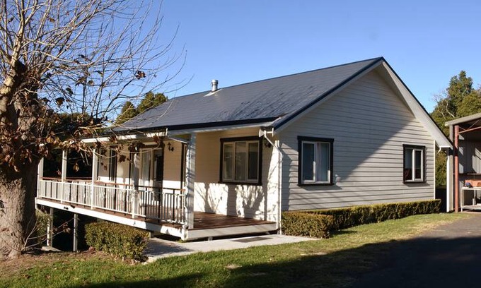 Robertson House | Pearsons Cottage - Farm, tennis, pet friendly.