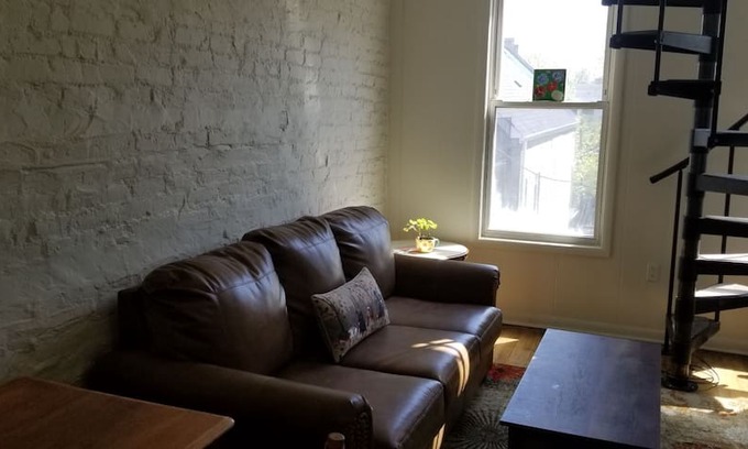 Bucktown Apartment | Cozy Bucktown 2 bedroom, 2 floors