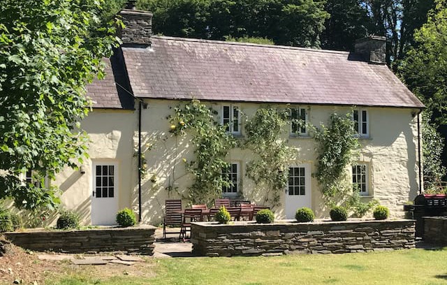 Nevern House | Glandwr 5* Manor House, Newport