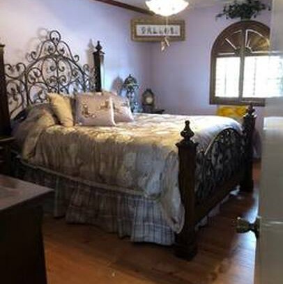 Biggs Field Bed & Breakfast | Private Room *QUEEN* Hilltop house
