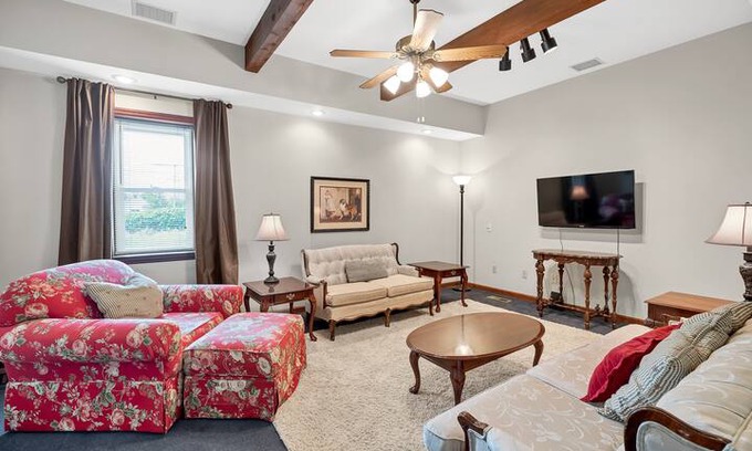 Gray Summit House | 4 Bedroom Gray Summit Guest House - Pet Friendly