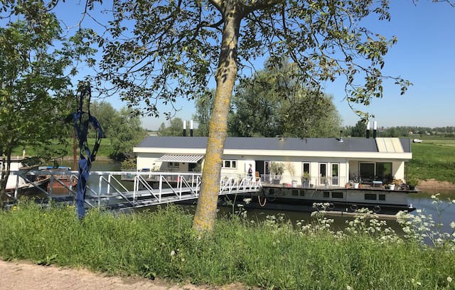 Beneden-Leeuwen Boat Rental | Watervilla in uiterwaarden met sauna, kamer Meeuw