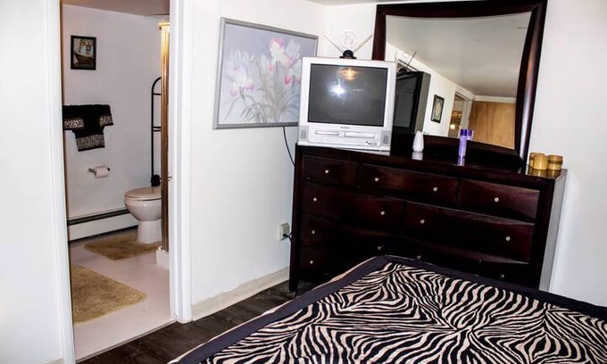 Southfield House | Private Bedroom & Bath Suite/Luxury Home Metro Det