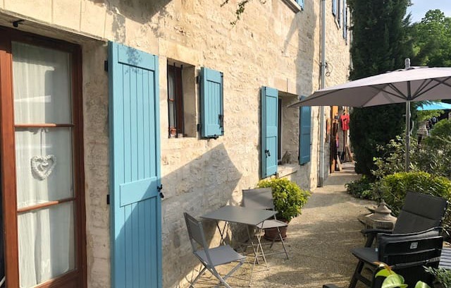Barjac Apartment | Barjac, Petite maison avec le chat dans la fenêtre