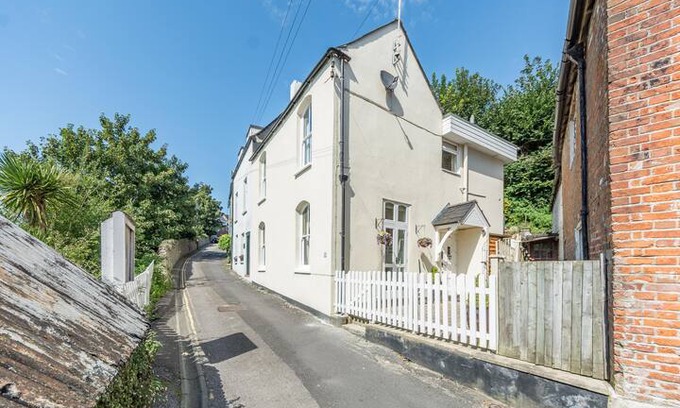 Arundel House | 'Bridles' Arundel - 3 bedroom cottage with garden