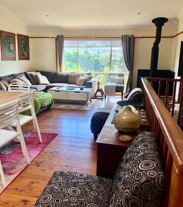 Leura House | Leura Blue Mountain Retreat. Open plan, sleeps 9.