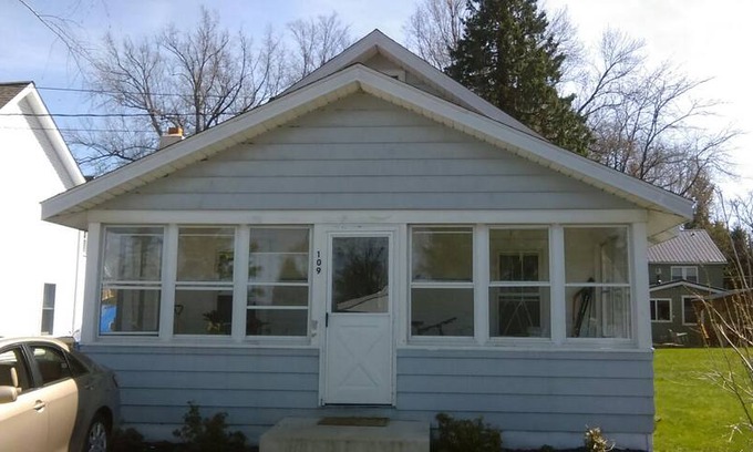 Edinboro Cabin | Charming Lakeside Cottage!