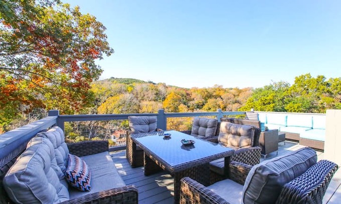 Bee Cliffs House | LAKE AUSTIN WATERFRONT