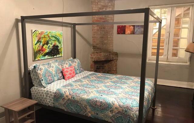 French Quarter House | Charming French Quarter Bungalow Sleeps 7