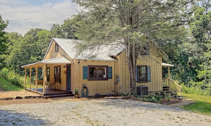 Scaly Mountain Cabin | Quiet Scaly Mountain Cottage w/Front Porch & Views