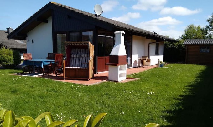 Großwurden House | Ferienhaus Eul J 4 mit Wintergarten und Specksteinofen, Waschmaschine und Trockner direkt an der Nordseeküste, WLAN