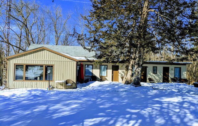 Shannonville Hotel | Salmon River Motel - Stay by the river