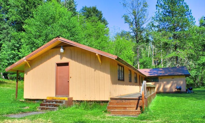 Packwood House | The Bunkhouse @ Packwood Station ~ Wifi/Pets OK!