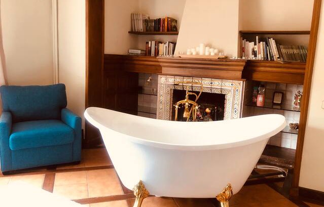 Figaro-Montmany Bed & Breakfast | Romantic room with great bathtub & mountain view