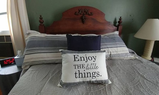 Huntington House | Gov. Manor Master Bedroom Food included
