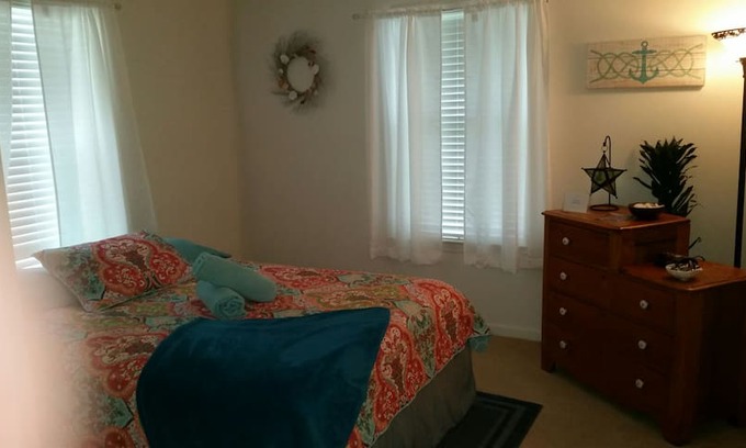 Palmyra Apartment | Cozy clean room 10-15 minutes from Hershey