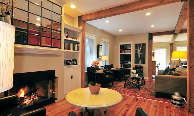 Uptown House | Andersonville - Perfect location!
