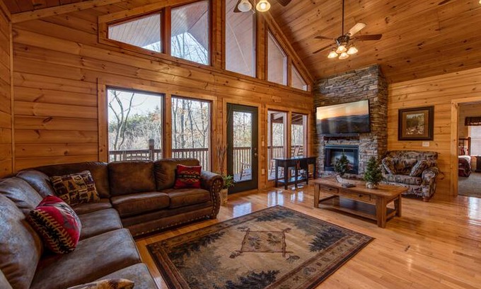 Gatlinburg - Pigeon Forge House | Hickory Hollow Lodge, 8 Bedrooms, Pool Table, Theater Room, WiFi, Sleeps 20