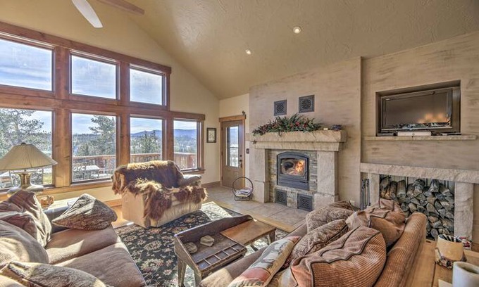 Crystal Lake House | NEW! Red Feather Lakes Home w/ Mtn View + Hot Tub!