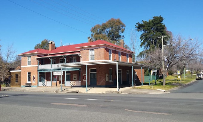 Adelong Hotel | Beaufort House Bed and Breakfast Motel Unit Two
