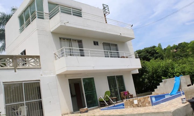 Turbaco House | Casa de 3 pisos con piscina,zona barbe.,juegos