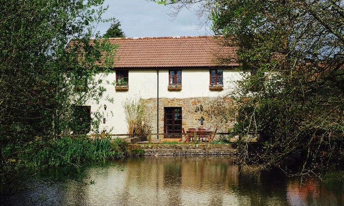 Torrington Cabin | Otters Cottage, Lilypond Cottages