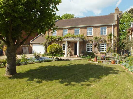 New Forest District House | Milford Lodge - Village centre B&B