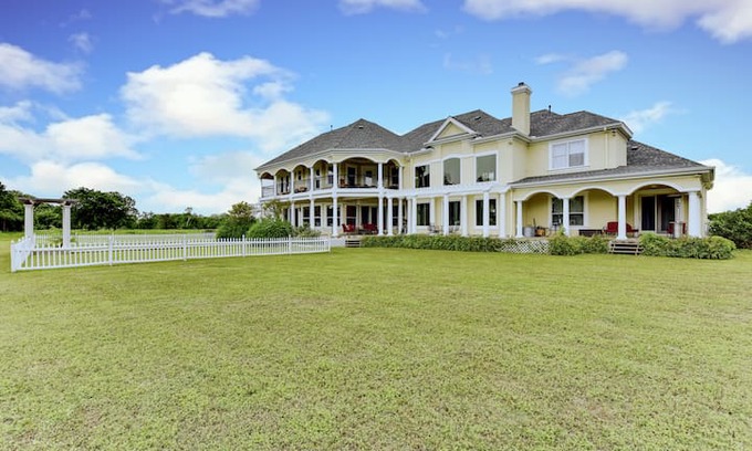 Hutto Bed & Breakfast | The Red Room at The Markow House Gardens B&B