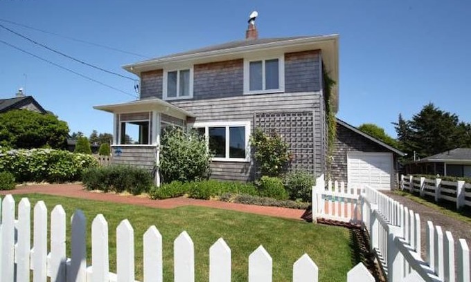 Gearhart House | The Blue Door Beach Cottage-4 BDRM